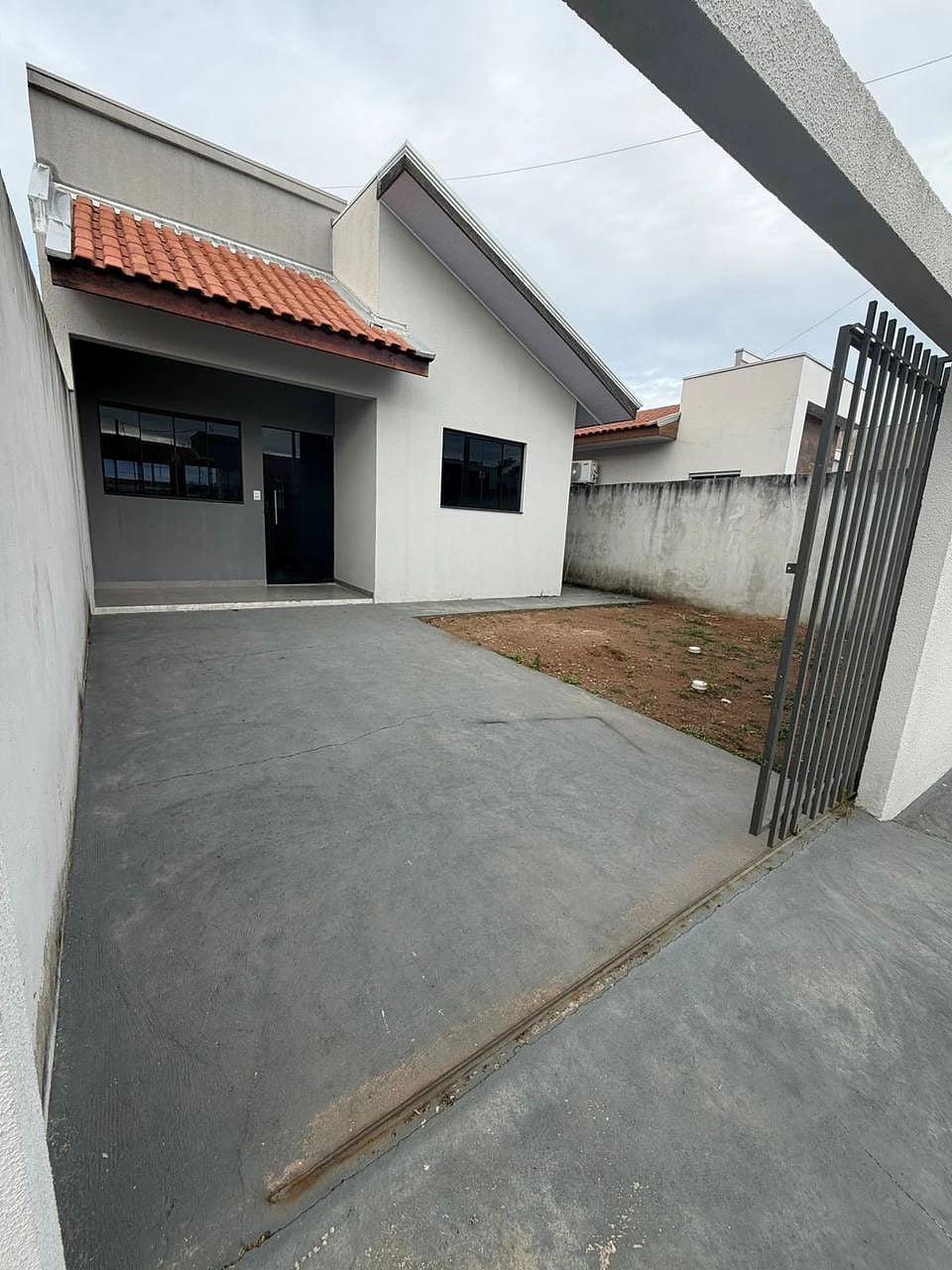 Fachada com garagem e jardim